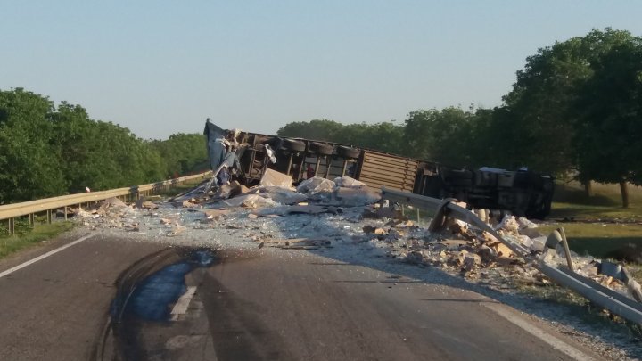 Terrible accident near Leuseni. Truck containing 22 tones of jars overturned (PHOTO/VIDEO)