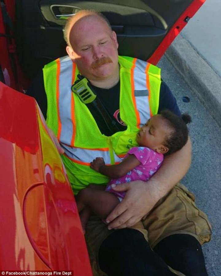 VIRAL! Photo of firefighter cradling an infant girl is warming hearts across the Tennessee, the USA