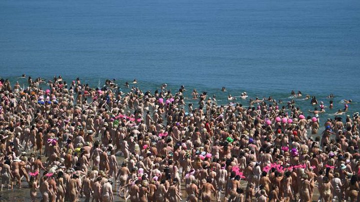 2,500 women shed their clothes and dive into the Irish sea to set new Guinness World Record 