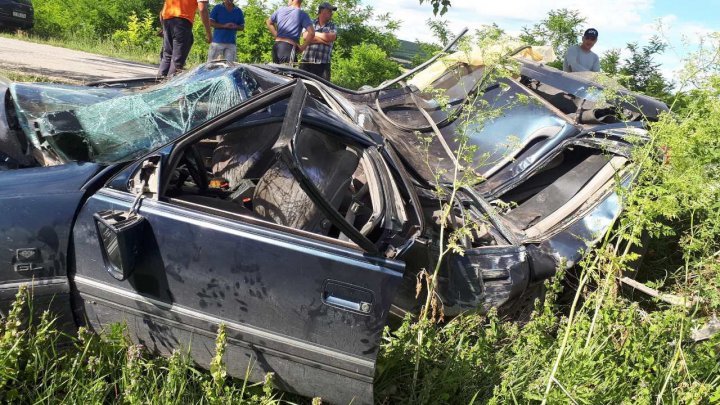 Grave accident in Ruseștii Noi: Car seriously injured after bumping into tree 