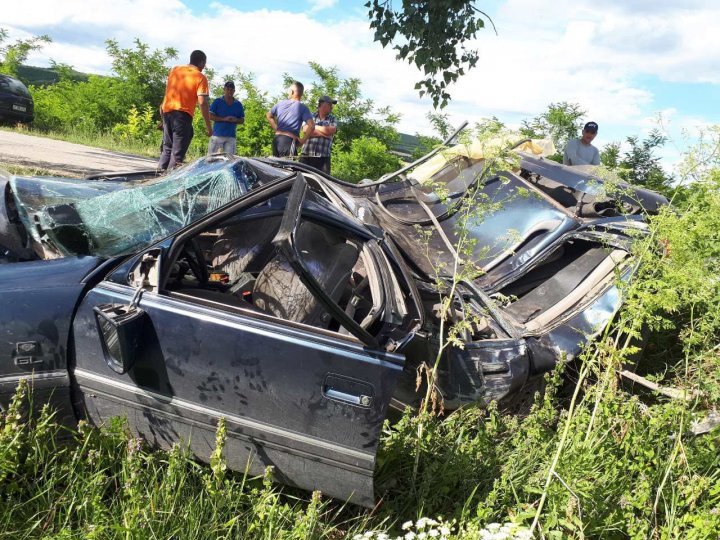 Grave accident in Ruseștii Noi: Car seriously injured after bumping into tree 