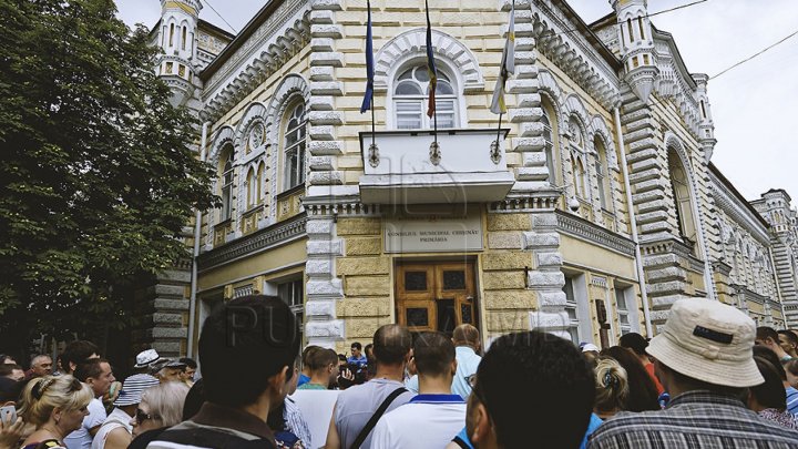 Protest at the City Hall! People displeased by the court's decisions to not validate the mayoral elections