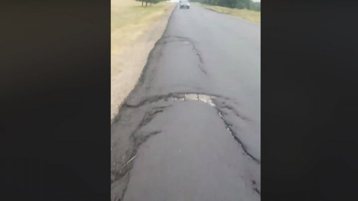 Sloppy Roadworks in Cantemir. Old potholes still visible through new layer of asphalt (Video)