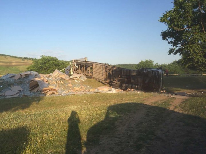 Terrible accident near Leuseni. Truck containing 22 tones of jars overturned (PHOTO/VIDEO)