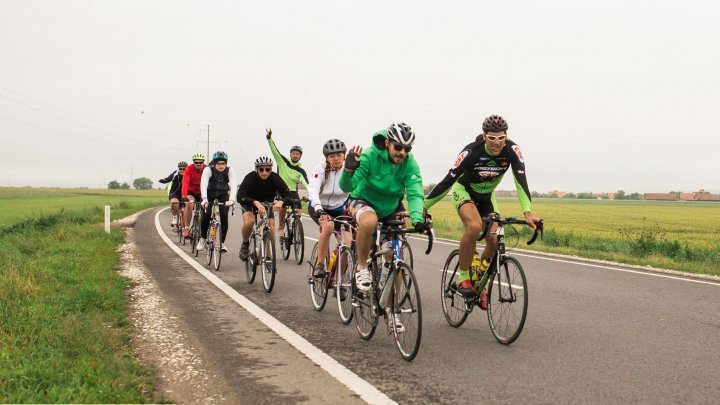 22 brave bicyclists will cross 750 km to collect donations for terminally ill