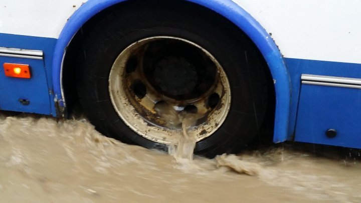 Heavy rain aftermath: Transports blocked, Uzinelor street flooded completely