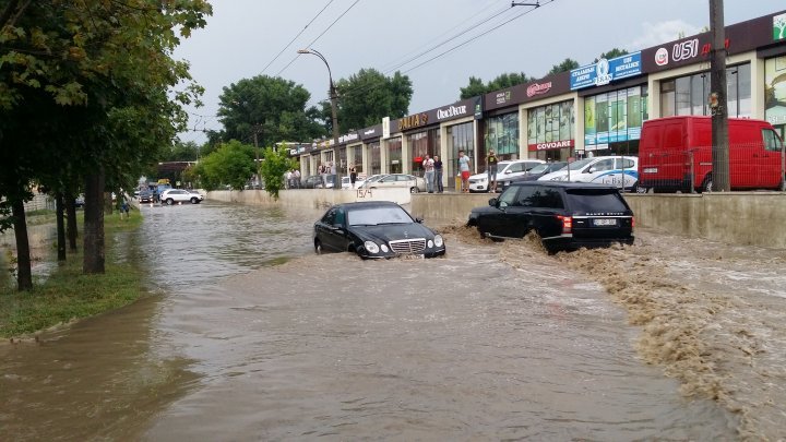 Heavy rain aftermath: Transports blocked, Uzinelor street flooded completely