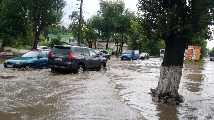 Heavy rain aftermath: Transports blocked, Uzinelor street flooded completely