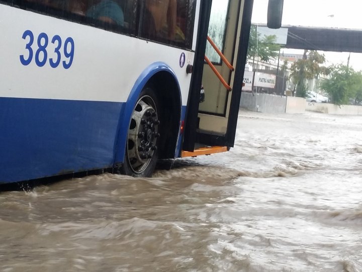 Heavy rain aftermath: Transports blocked, Uzinelor street flooded completely