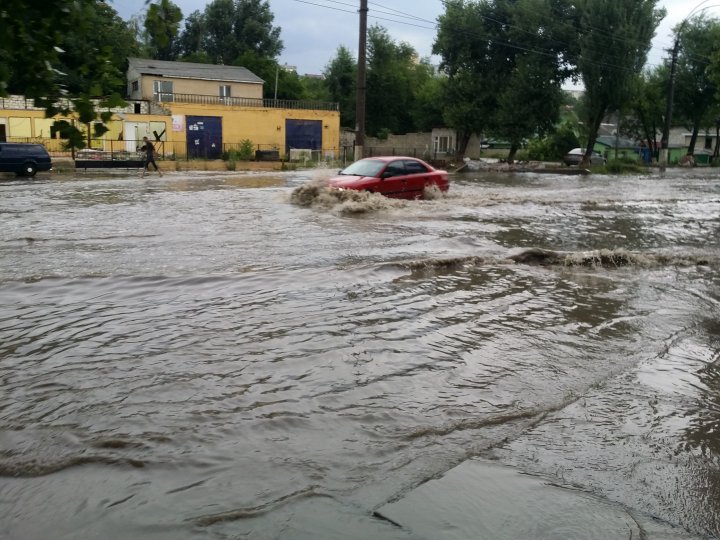 Heavy rain aftermath: Transports blocked, Uzinelor street flooded completely