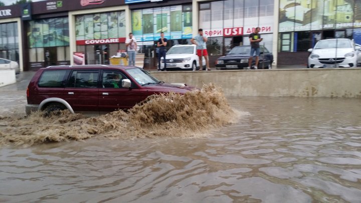 Heavy rain aftermath: Transports blocked, Uzinelor street flooded completely