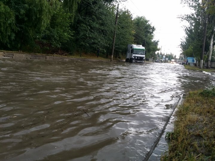 Heavy rain aftermath: Transports blocked, Uzinelor street flooded completely