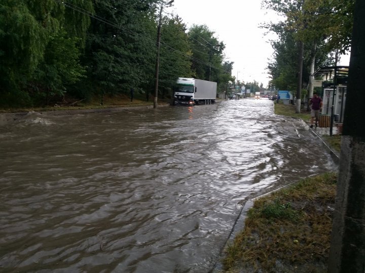 Heavy rain aftermath: Transports blocked, Uzinelor street flooded completely