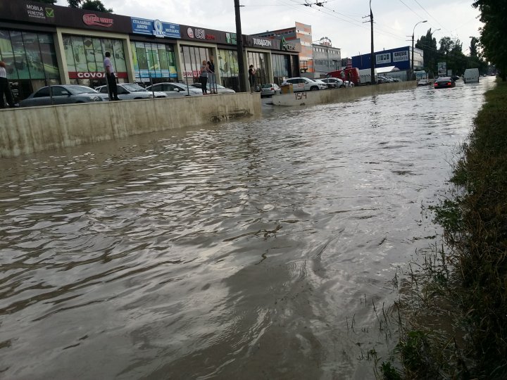 Heavy rain aftermath: Transports blocked, Uzinelor street flooded completely