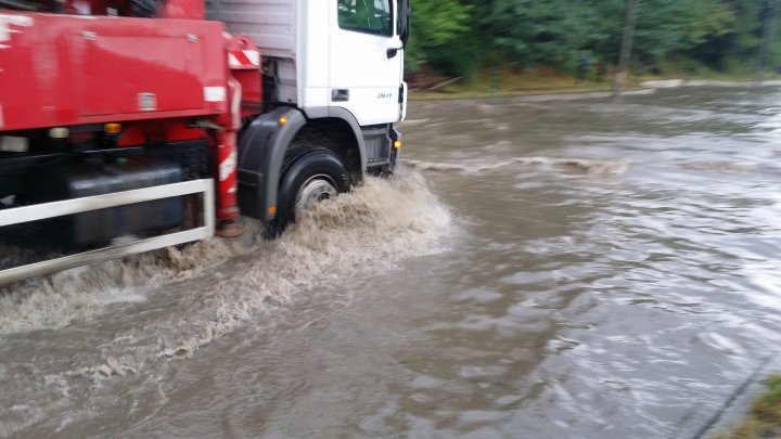 Heavy rain aftermath: Transports blocked, Uzinelor street flooded completely