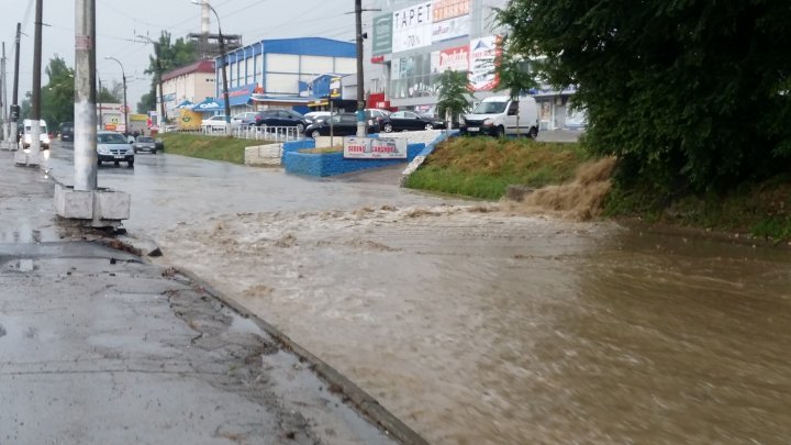 Heavy rain aftermath: Transports blocked, Uzinelor street flooded completely