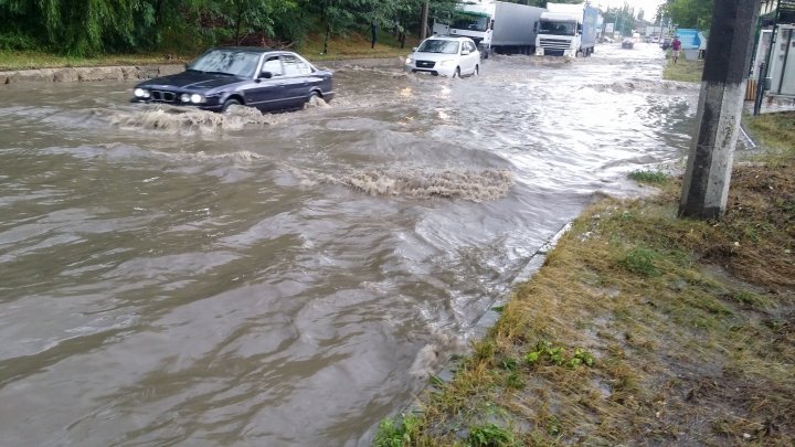 Heavy rain aftermath: Transports blocked, Uzinelor street flooded completely