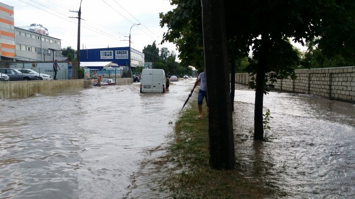 Heavy rain aftermath: Transports blocked, Uzinelor street flooded completely