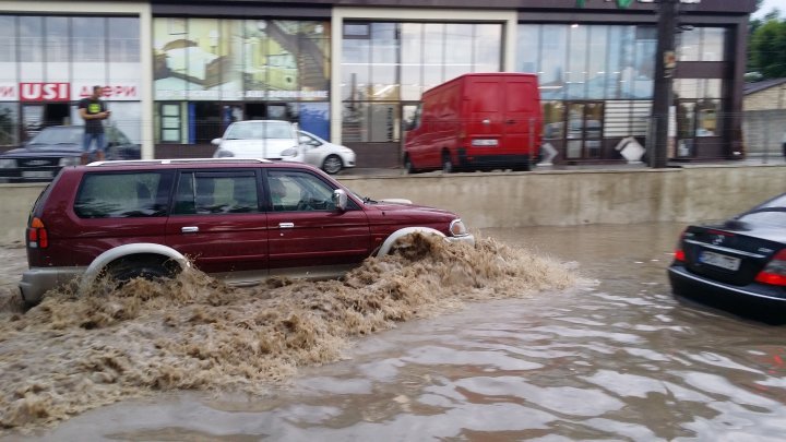 Heavy rain aftermath: Transports blocked, Uzinelor street flooded completely