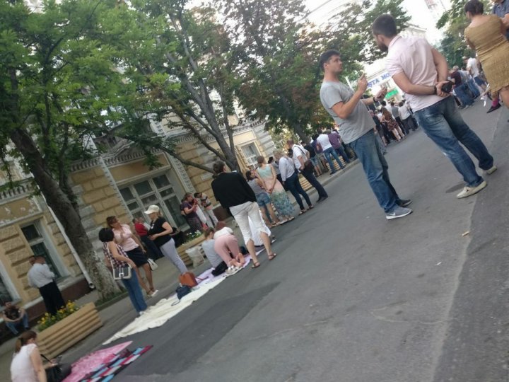 Who was aggressor toward protesters in front of Russian Embassy 