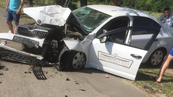 Grave accident in Ciocana of Chisinau. Taxi driver hit violently pillar, passenger hospitalized 