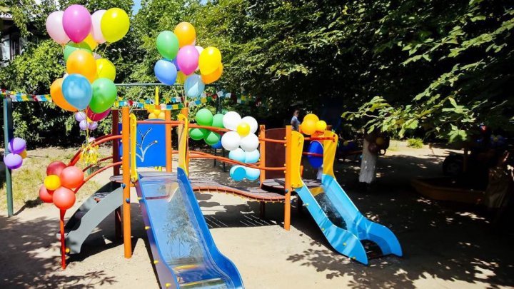 Happiness for children from Floresti. New playground was installed in park 