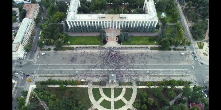 Protest in Chisinau's heart. People gathered in the Great National Assembly Square (Photo)