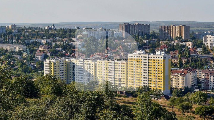 Protesters in Buiucani: Two-storey building became eight-floor complex