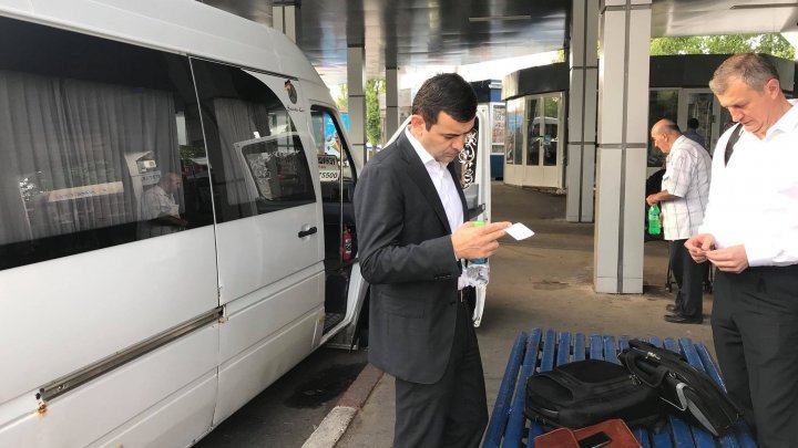 Economy Minister detects transport problems while on board 