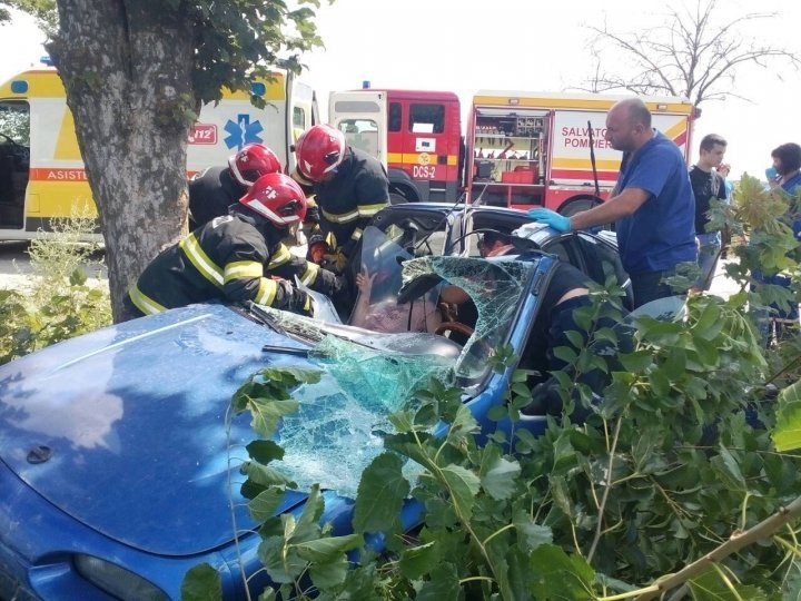 Road accident near Dobrogea Nouă village: Passenger stuck in car after collision against tree 