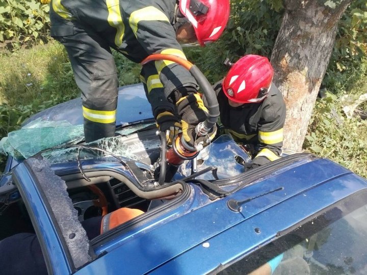 Road accident near Dobrogea Nouă village: Passenger stuck in car after collision against tree 