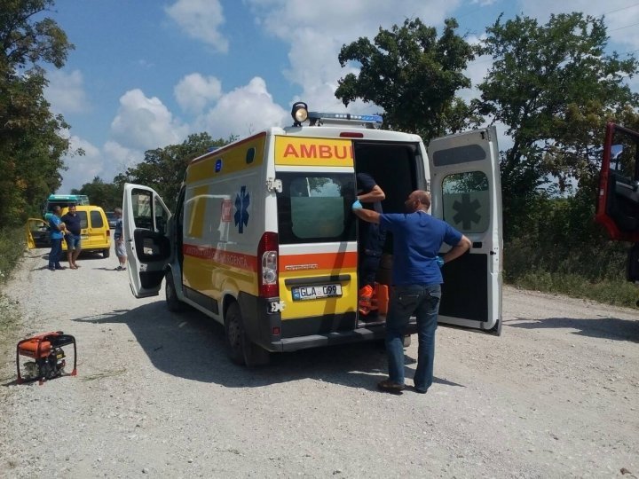 Road accident near Dobrogea Nouă village: Passenger stuck in car after collision against tree 