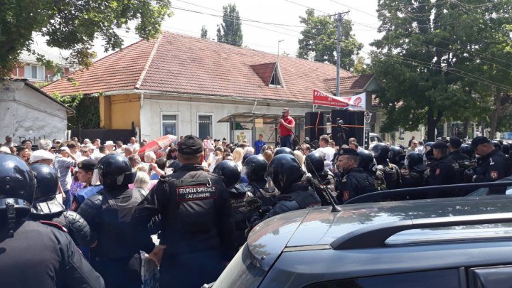 Protest at PAS and DA. Headquarters shielded by hundreds armed men 