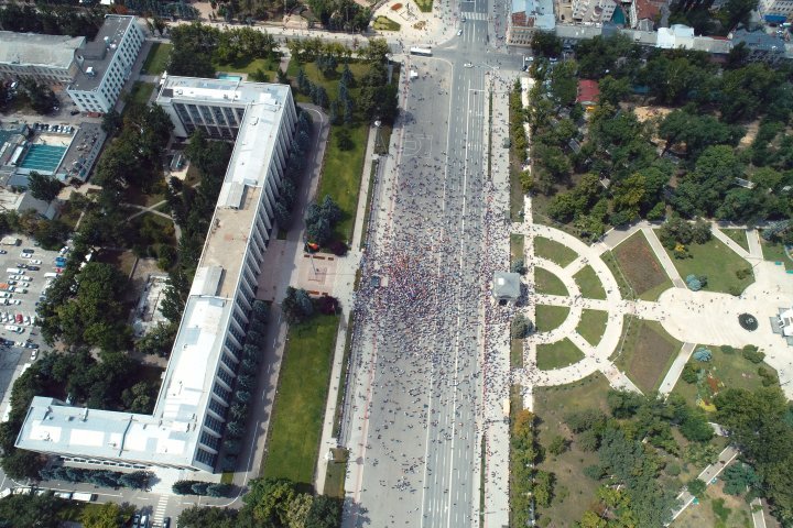 Protest in Chisinau's heart. People gathered in the Great National Assembly Square (Photo)