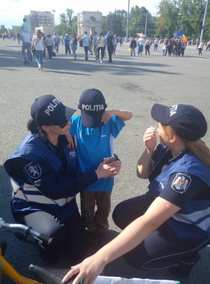 A 5-year-old child got lost among the crowd that came to protest in the Great National Assembly Square