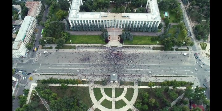 Protest in Chisinau's heart. People gathered in the Great National Assembly Square (Photo)