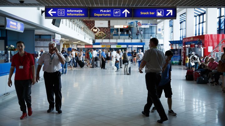 They have been waiting hours in a row. Paris-Chisinau race was delayed