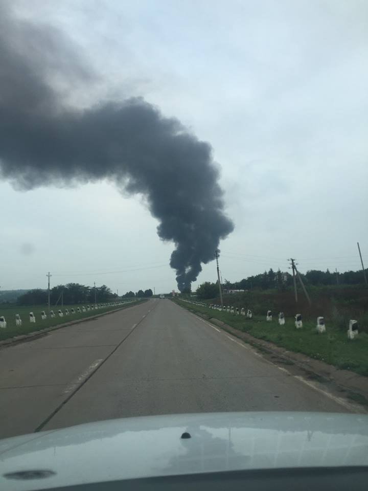 Terrifying on Chisinau - Balti road. Tanker full of 30 tons of gasoline set on fire. Firefighters deployed immediately 