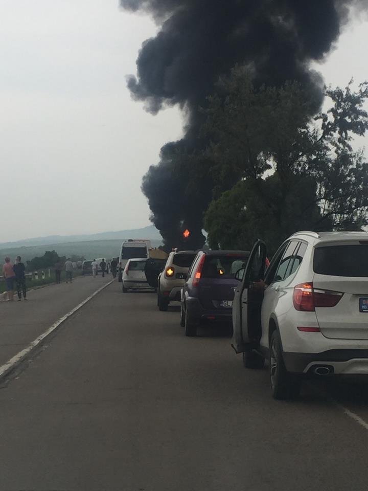 Terrifying on Chisinau - Balti road. Tanker full of 30 tons of gasoline set on fire. Firefighters deployed immediately 