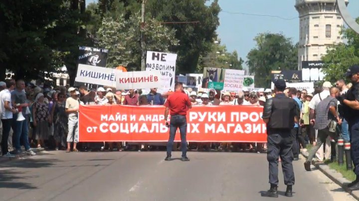 Protest at PAS and DA. Headquarters shielded by hundreds armed men 