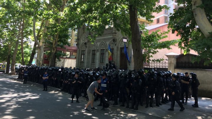 Hundreds men shielding Andrei Năstase's headquarter 