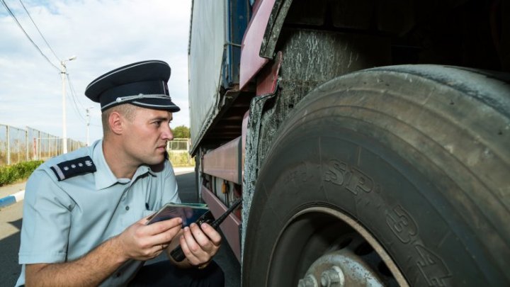 Vehicle registration certificate detected fake at Tudora crossing point 