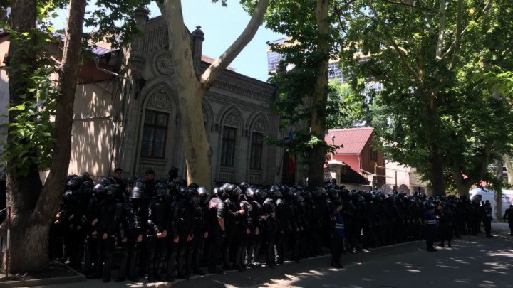 Hundreds men shielding Andrei Năstase's headquarter 