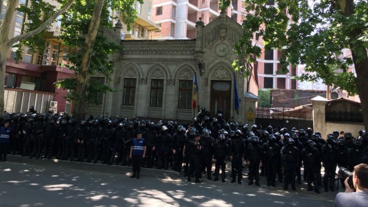 Hundreds men shielding Andrei Năstase's headquarter 