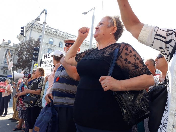 ŞOR supporters - blow of Năstase's conference  