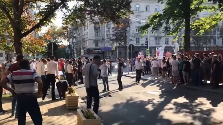 ŞOR supporters - blow of Năstase's conference  