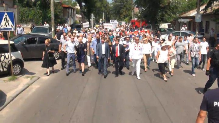 Protest at PAS and DA. Headquarters shielded by hundreds armed men 