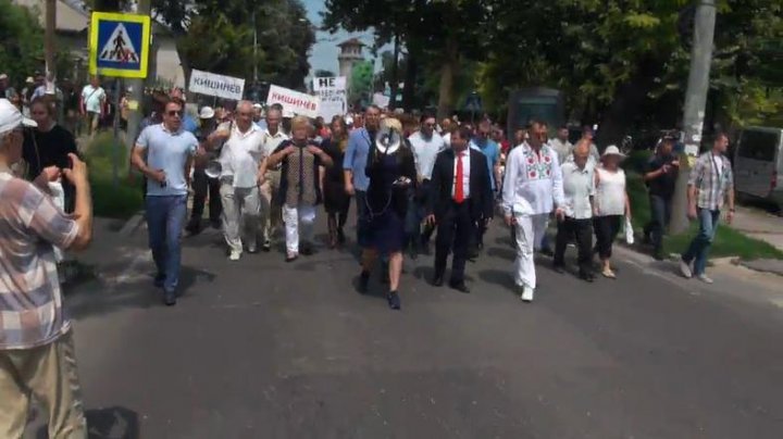 Protest at PAS and DA. Headquarters shielded by hundreds armed men 