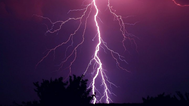 Chişinău-Saint Petersburg plane struck by lightning after takeoff 10 minutes 