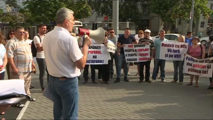 Arguments at today rally from Center of Capital. Stefan cel Mare boulevard was blocked